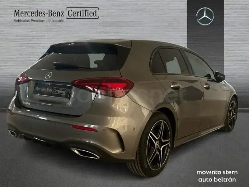 Usado Mercedes A200 AMG line 150 CV (110 kW) 2025 Gris / plata Berlina