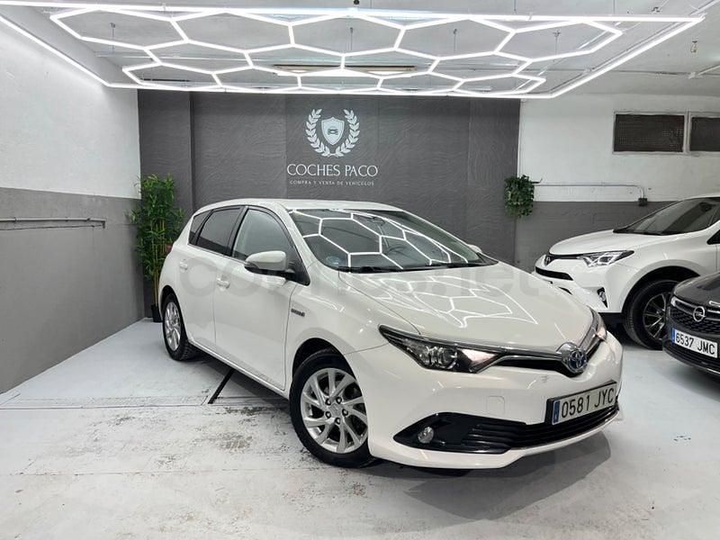 Usado Toyota Auris Hybrid Active 136 CV (100 kW) 2017 Blanco Berlina