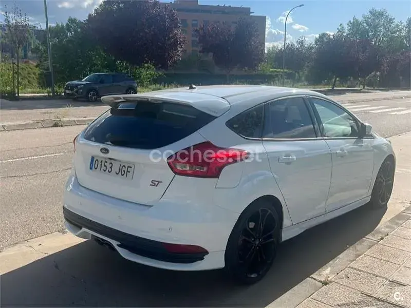 Usado Ford Focus ST 185 CV (136 kW) 2015 Blanco Berlina