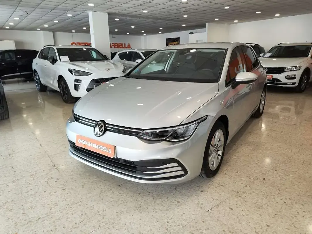 Usado VW Golf VIII Life 110 CV (80 kW) 2024 Plateado Utilitario
