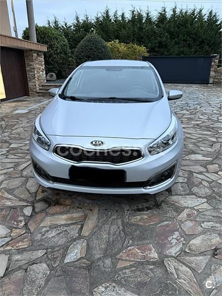 Gris / plata Usado 2016 Kia Ceed GT Berlina | 9900 € (Precio justo) - Imagen 1/4