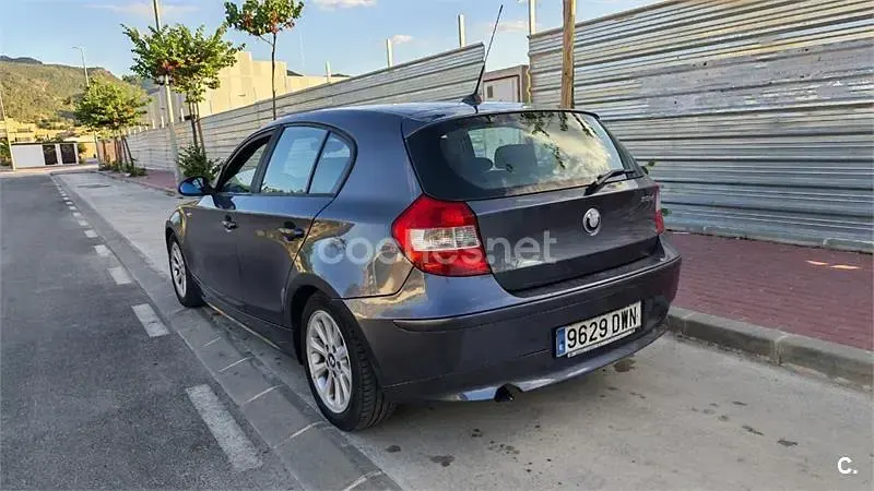 Usado BMW 118 122 CV (89 kW) 2006 Negro Utilitario