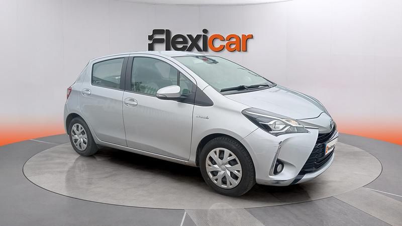 Usado Toyota Yaris Hybrid Active 100 CV (73 kW) 2019 Gris Berlina