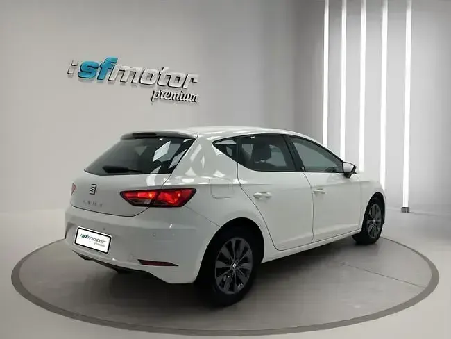 Usado Seat Leon Style 130 CV (95 kW) 2018 Blanco Berlina