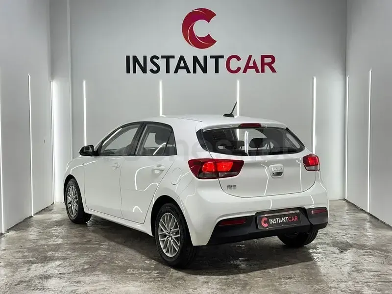 Usado Kia Rio 84 CV (61 kW) 2021 Blanco Berlina
