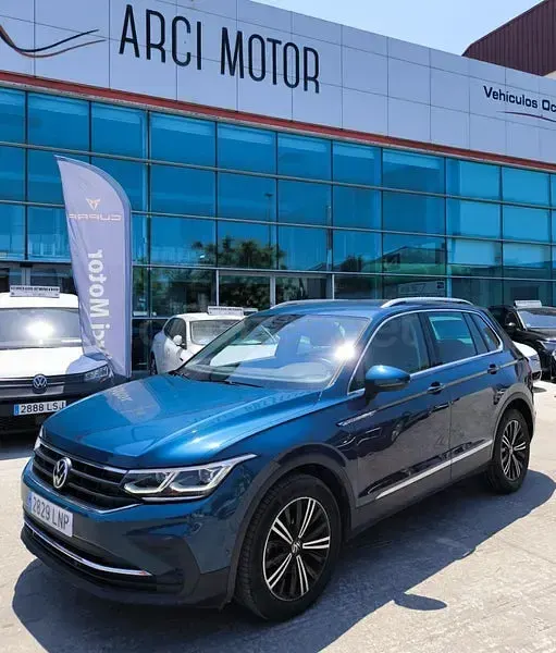 Usado VW Tiguan Life 150 CV (110 kW) 2021 Azul SUV