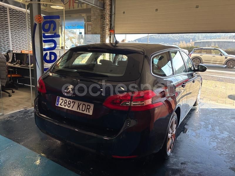Usado Peugeot 308 SW Active 120 CV (88 kW) 2018 Azul Familiar