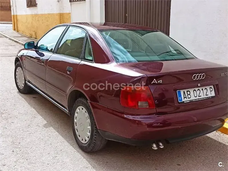 Usado Audi A4 90 CV (66 kW) 1996 Granate Berlina