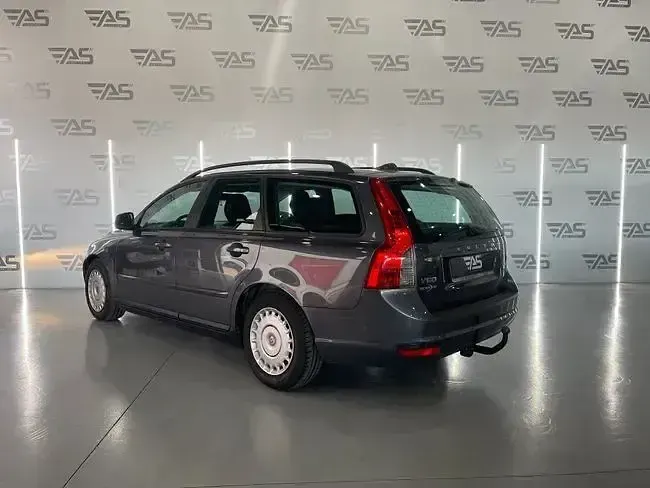 Usado Volvo V50 Momentum 109 CV (80 kW) 2010 Gris Familiar