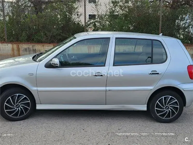 Usado VW Polo Trendline 75 CV (55 kW) 2001 Gris / plata Berlina