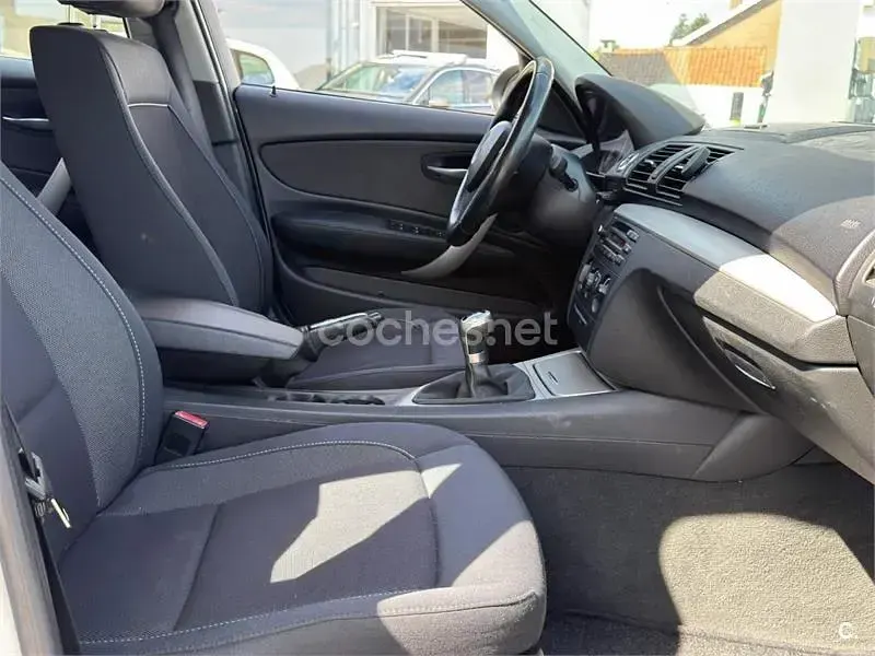 Usado BMW 118 Sport Line 143 CV (105 kW) 2011 Blanco Utilitario