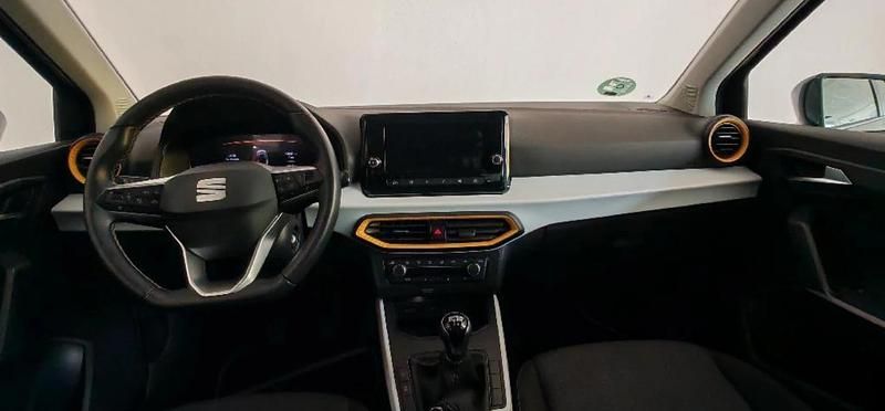 Usado Seat Arona Style 116 CV (85 kW) 2025 Gris magnetic + techo blanco SUV