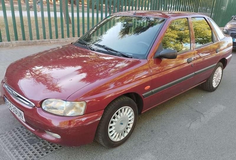 Burdeos Usado 1998 Ford Escort Ghia Utilitario | 2650 € - Imagen 1/4