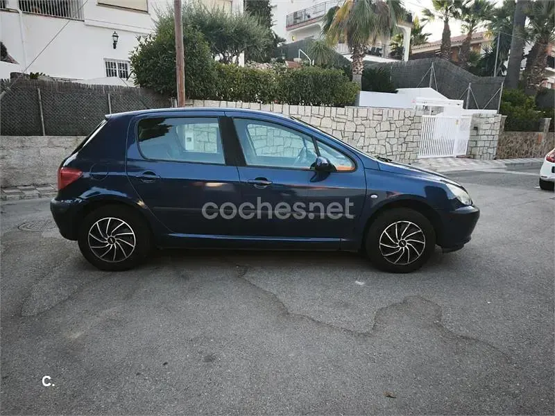 Usado Peugeot 307 90 CV (66 kW) 2004 Azul Berlina