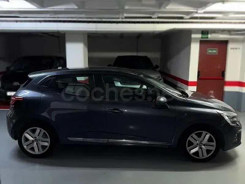 Usado Renault Clio IV Zen 100 CV (73 kW) 2019 Gris / plata Berlina