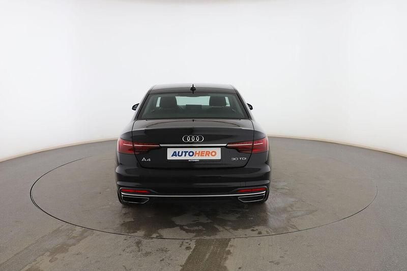 Usado Audi A4 Advanced 136 CV (100 kW) 2022 Negro Berlina