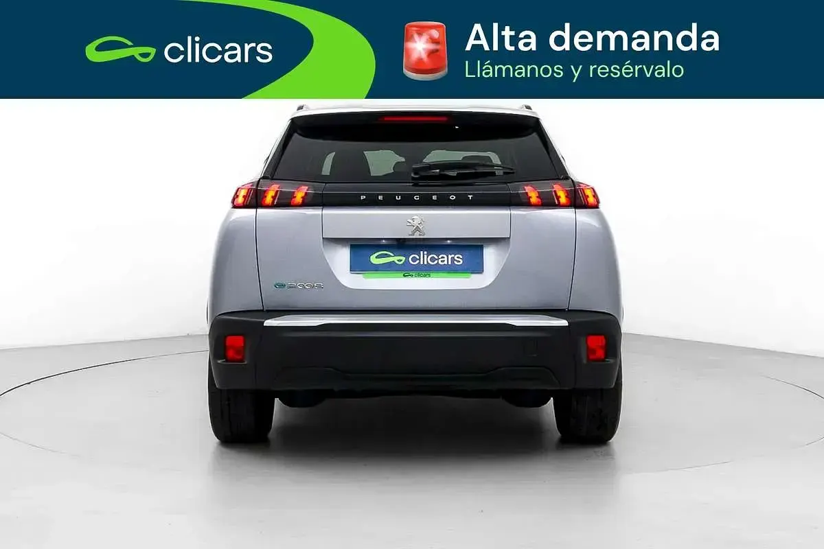 Usado Peugeot e-2008 Allure 100 kW (136 CV) 2022 Plateado SUV
