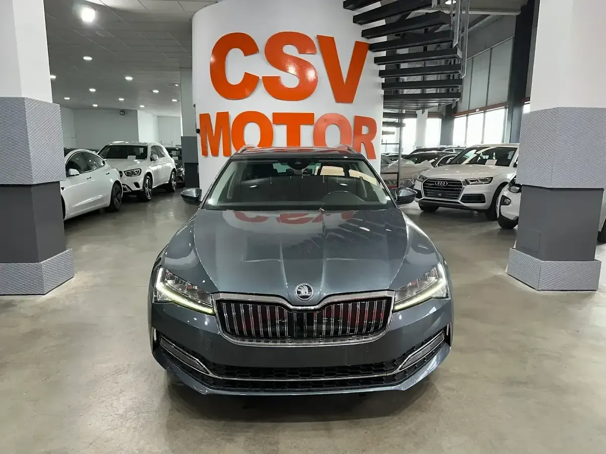 Usado Skoda Superb Ambition 218 CV (160 kW) 2020 Gris Utilitario