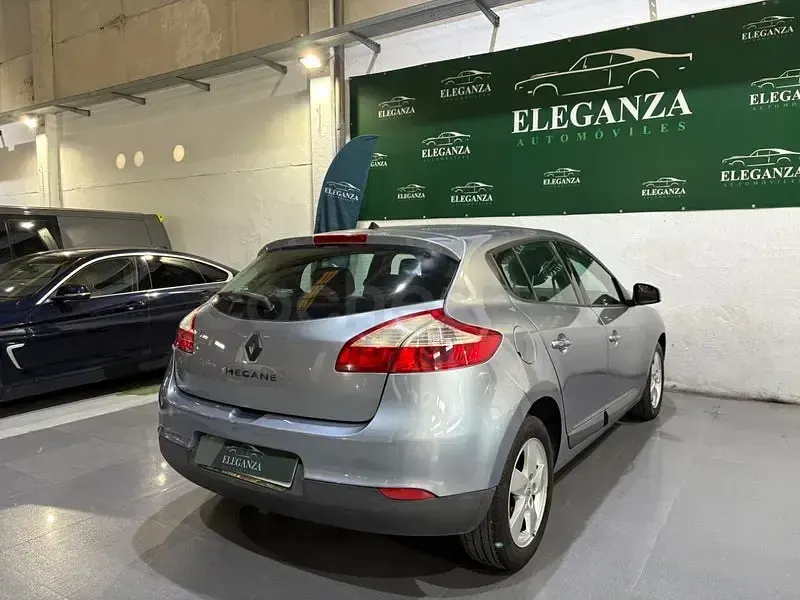 Usado Renault Mégane III Dynamique 105 CV (77 kW) 2008 Gris / plata Berlina