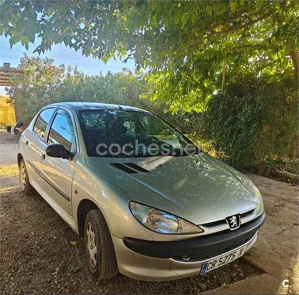 Usado Peugeot 206 75 CV (55 kW) 2000 Gris / plata Berlina