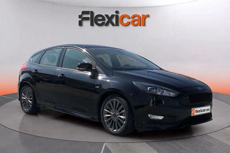 Negro Usado 2017 Ford Focus ST-Line Berlina | 9490 € - Imagen 1/4
