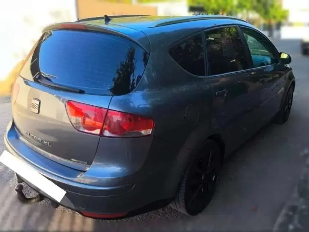 Usado Seat Altea XL Style 105 CV (77 kW) 2010 Gris Monovolumen