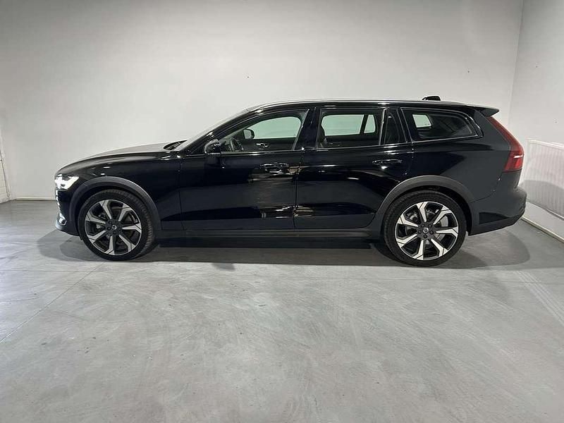 Usado Volvo V60 CC Core 197 CV (144 kW) 2023 Negro Familiar