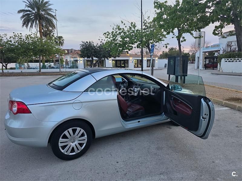 Usado VW Eos 140 CV (102 kW) 2007 Gris / plata Descapotable