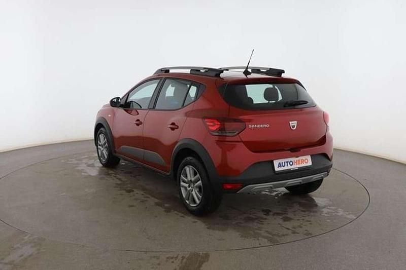 Usado Dacia Sandero Comfort 91 CV (66 kW) 2022 Rojo Utilitario