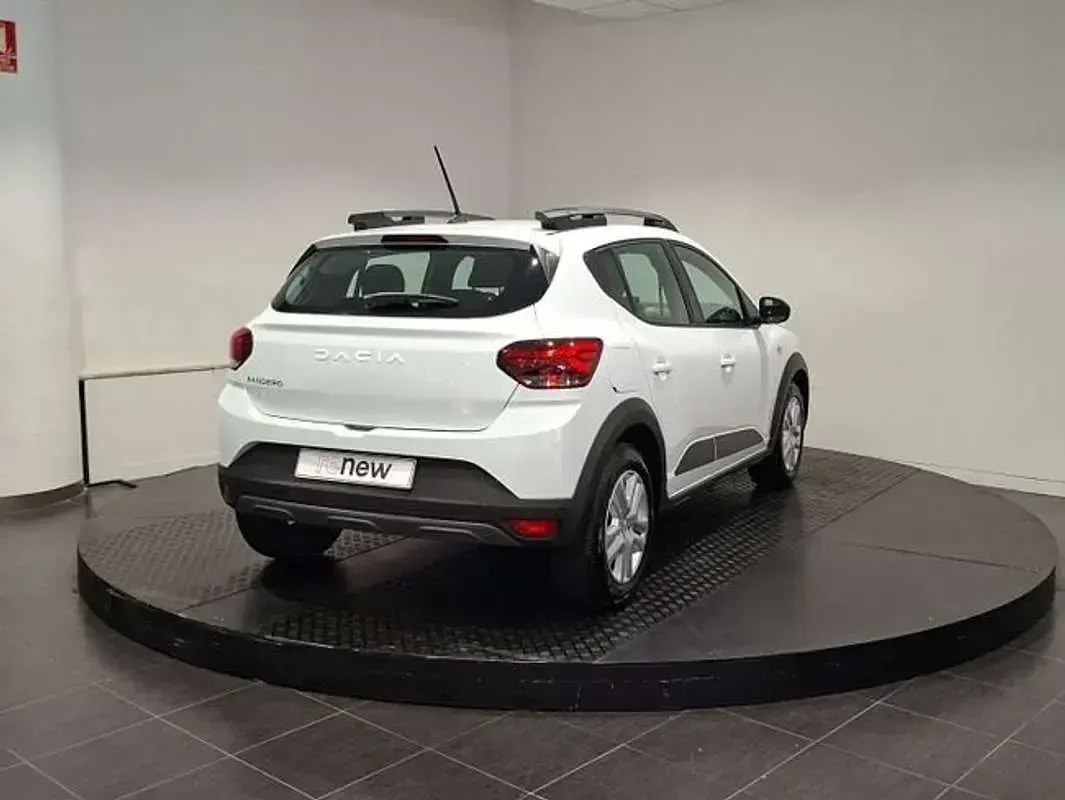 Usado Dacia Sandero Expression 91 CV (66 kW) 2023 Blanco Berlina