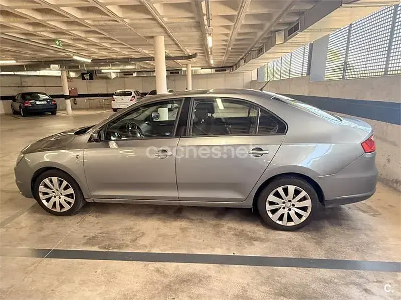 Usado Seat Toledo Reference 105 CV (77 kW) 2013 Gris / plata Utilitario