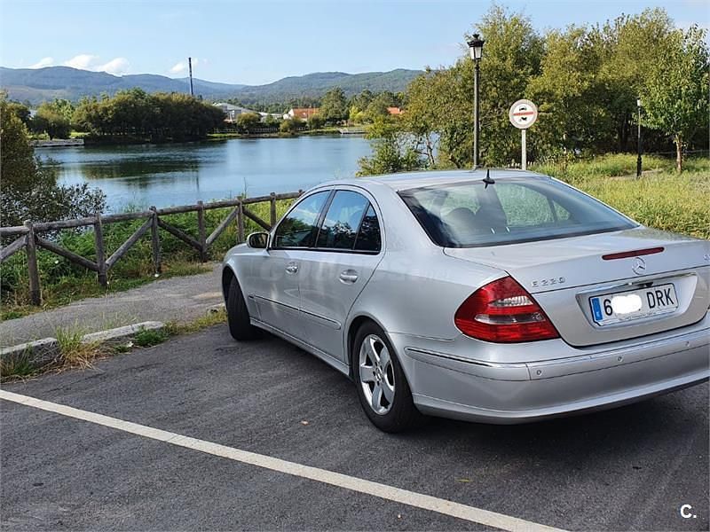 Usado Mercedes E220 Avantgarde 143 CV (105 kW) 2002 Gris / plata Berlina
