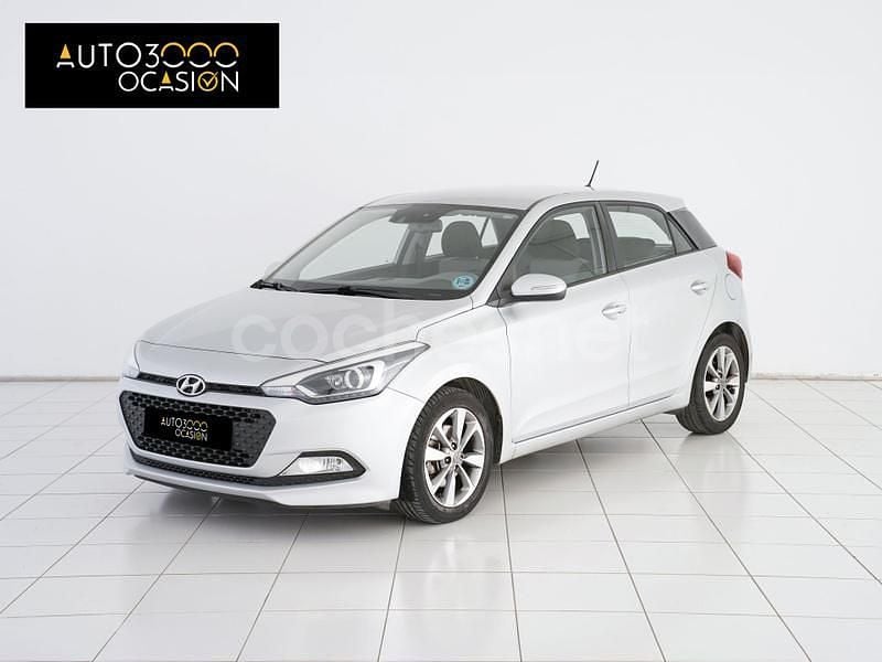Usado Hyundai i20 75 CV (55 kW) 2015 Gris / plata Berlina