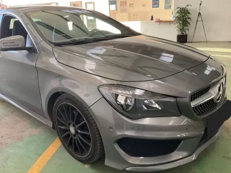 Usado Mercedes CLA220 AMG line 170 CV (125 kW) 2014 Gris / plata Berlina