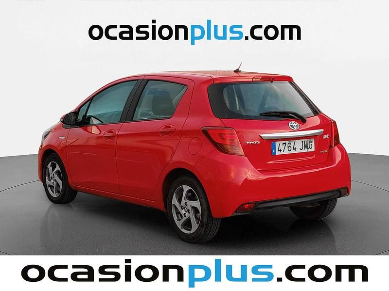 Usado Toyota Yaris Hybrid Active 100 CV (73 kW) 2016 Rojo