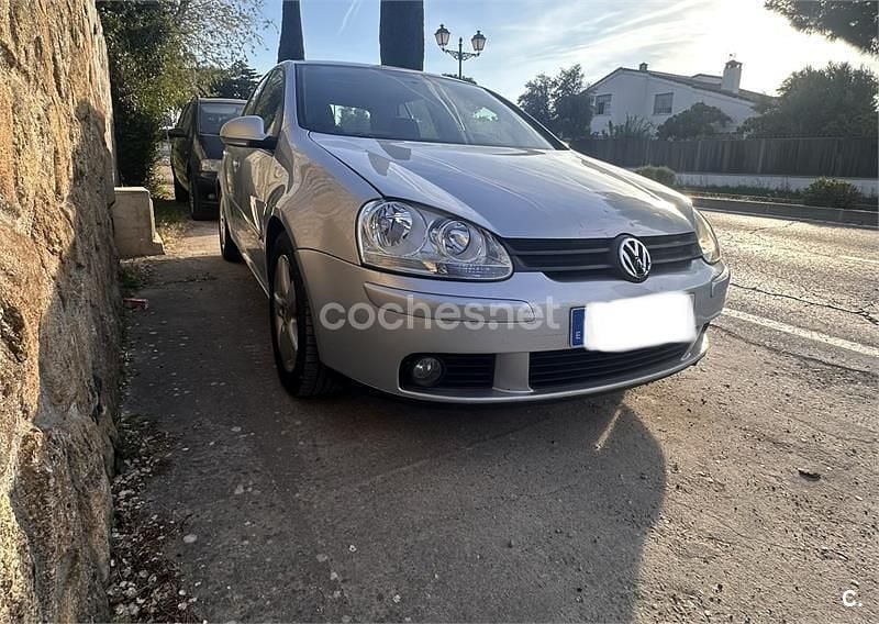 Usado VW Golf V Highline 105 CV (77 kW) 2007 Gris / plata Berlina