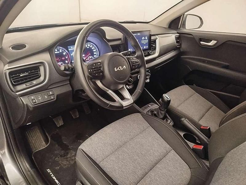 Usado Kia Stonic 101 CV (74 kW) 2024 Gris SUV