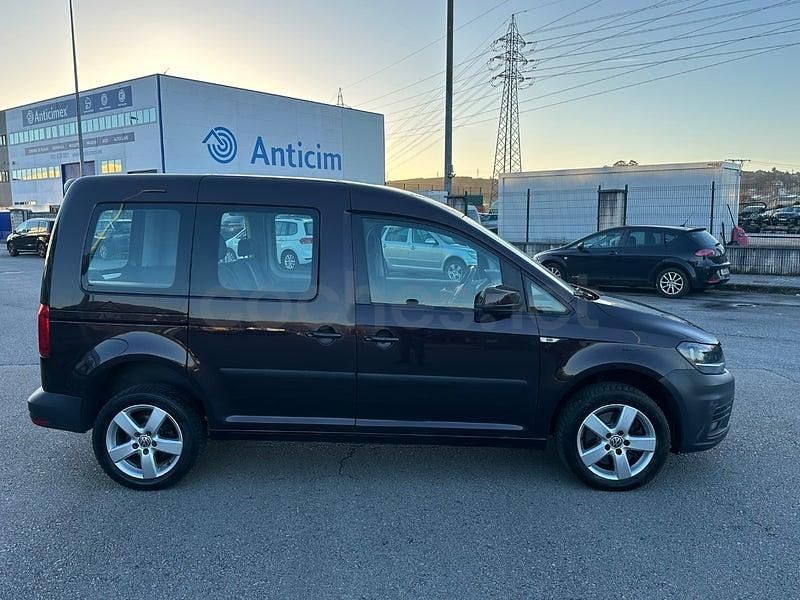 Usado VW Caddy Trendline 122 CV (89 kW) 2016 Violeta / lila Monovolumen