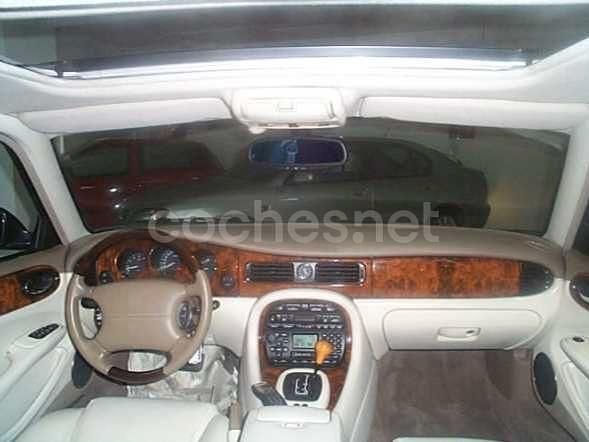 Usado Jaguar XJ8 Executive 240 CV (176 kW) 2001 Gris / plata Berlina