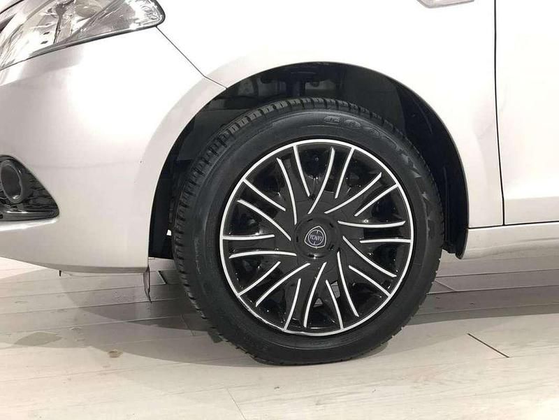 Usado Lancia Ypsilon 67 CV (49 kW) 2020 Plateado Utilitario