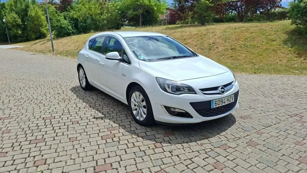 Usado Opel Astra Excellence 136 CV (100 kW) 2014 Blanco Utilitario
