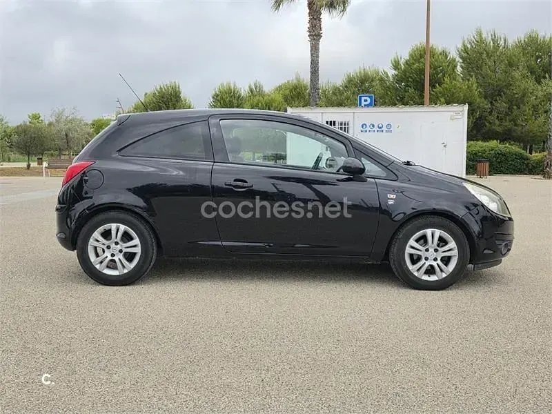 Usado Opel Corsa 85 CV (62 kW) 2010 Negro Utilitario