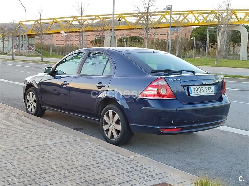 Usado Ford Mondeo Trend 130 CV (95 kW) 2006 Azul Berlina