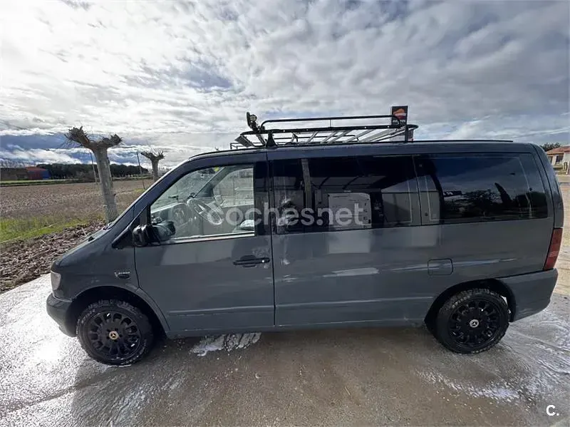 Usado Mercedes V220 122 CV (89 kW) 1999 Gris / plata Monovolumen