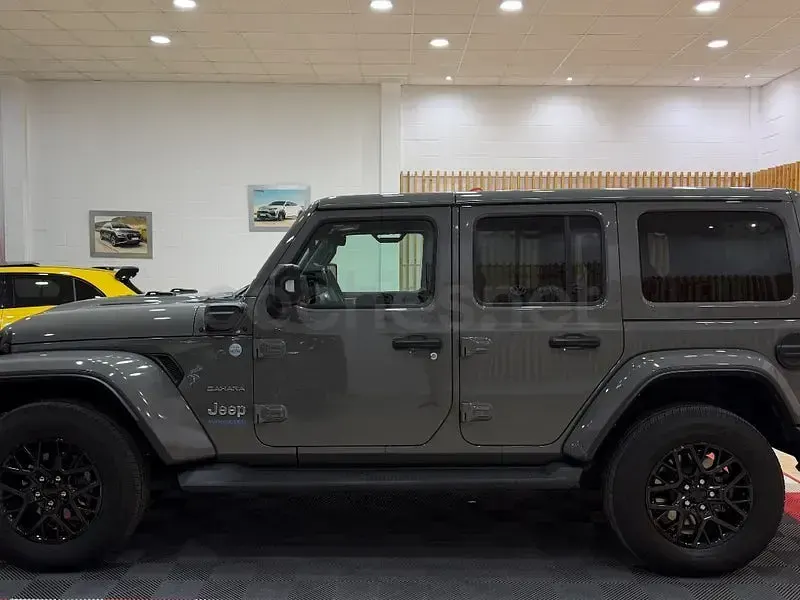 Usado Jeep Wrangler Sahara 381 CV (280 kW) 2021 Gris / plata SUV