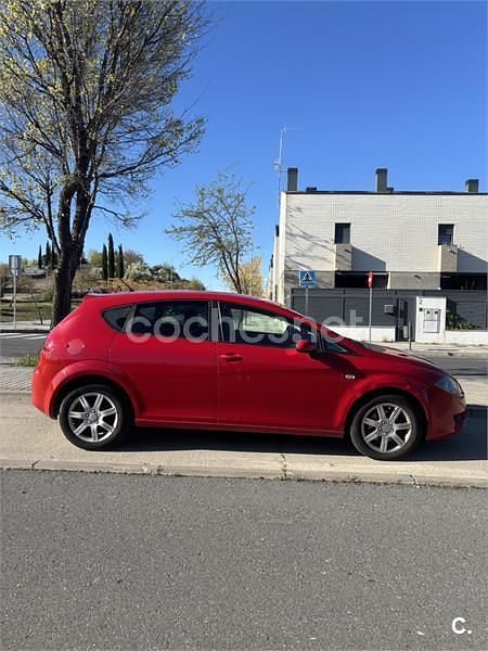 Usado Seat Leon Reference 140 CV (102 kW) 2006 Rojo Utilitario