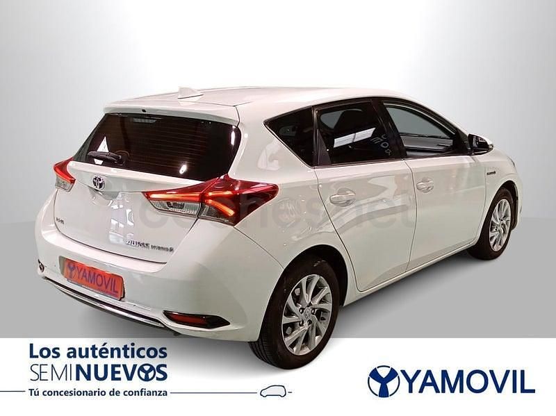 Usado Toyota Auris Hybrid Active 136 CV (100 kW) 2016 Blanco Berlina