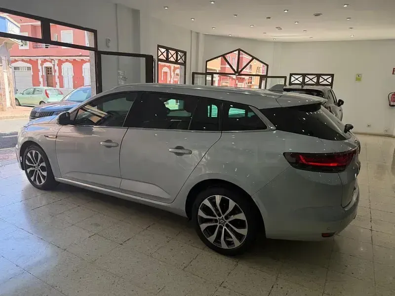 Usado Renault Mégane GrandTour Techno 140 CV (102 kW) 2023 Gris / plata Familiar