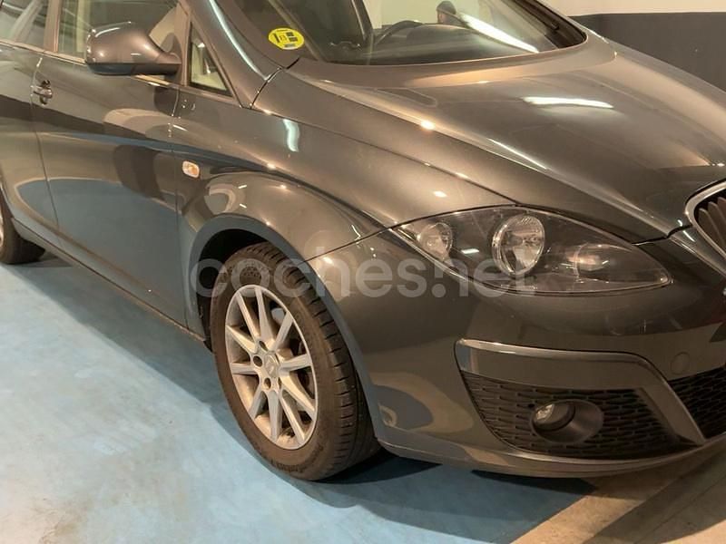 Usado Seat Altea XL Style 105 CV (77 kW) 2010 Gris / plata Monovolumen