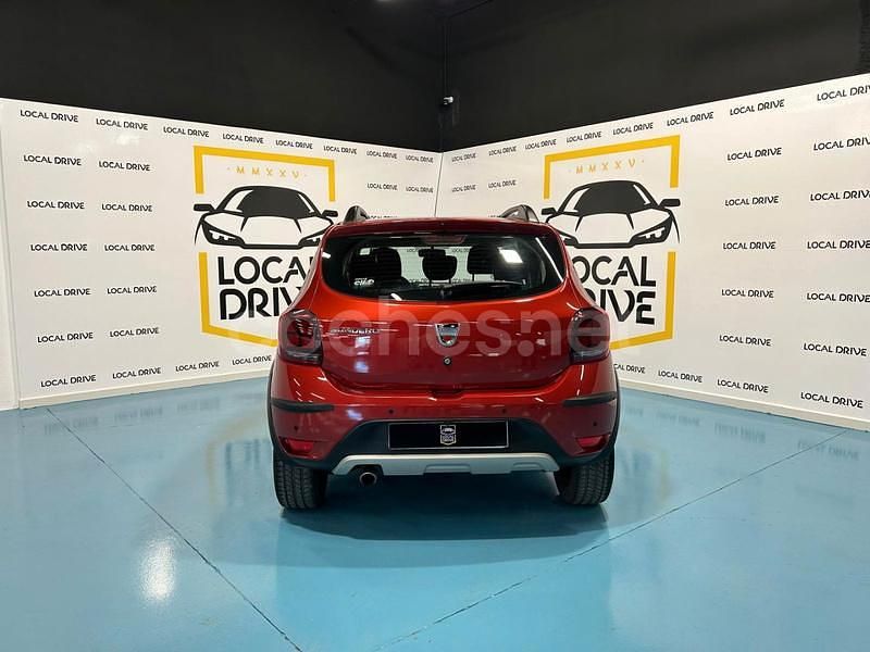 Usado Dacia Sandero Comfort 90 CV (66 kW) 2018 Granate Berlina